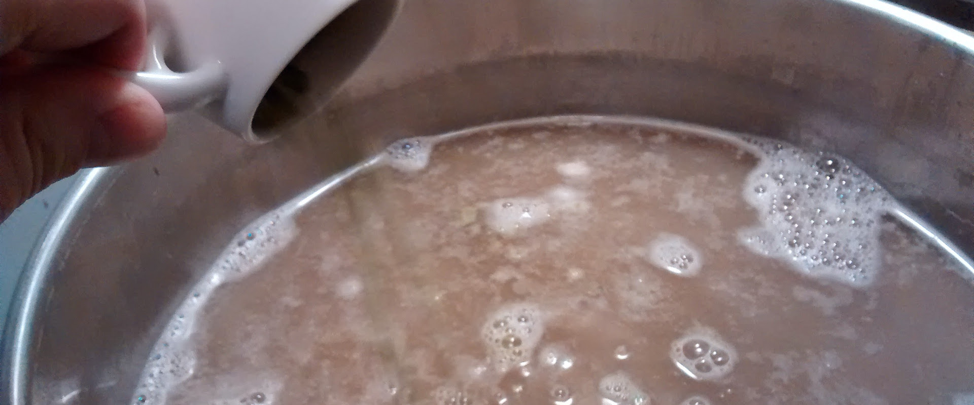 Adding hops to a kettle of wort